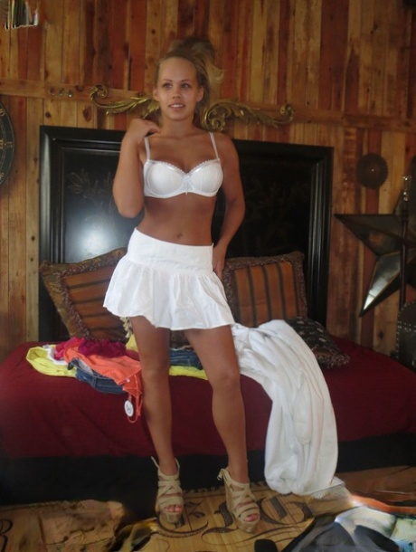 Cute blonde doll Britney Young shows her ass and nice tits in solo action - pornpics.de