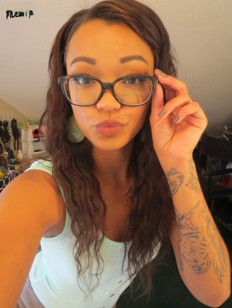 黑发假胸美女 Harley Dean 展示性感纹身身体
