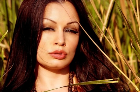 带项链的丰满成人模特 Aria Giovanni 在高高的草地上完全令人惊叹