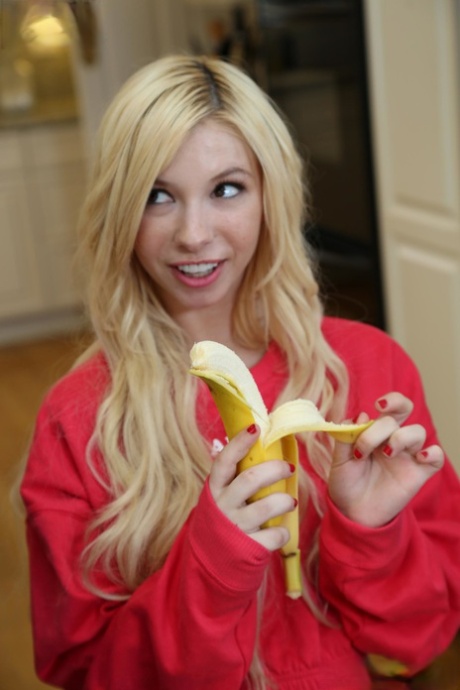 Kenzie Reeves 在混乱的女同 IR 3Some 中被两个黑檀色荡妇支配
