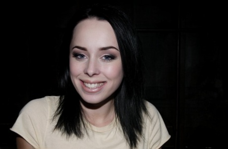 惊人的Alexa Von Tess用她的脚和性感的臀部在内裤中挑衅