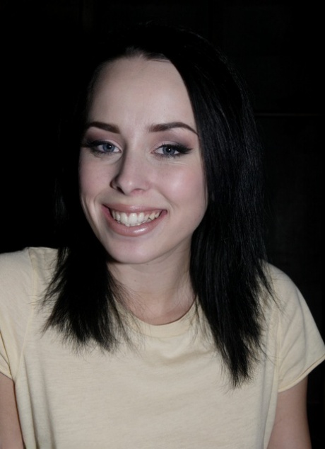 惊人的Alexa Von Tess用她的脚和性感的臀部在内裤中挑衅