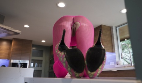 金发碧眼的妻子桑德拉Otterson释放她的门环从crotchless bodystocking