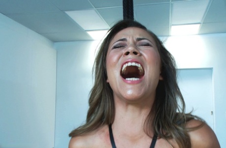 Kristina Rose screams in pain as Gia DiMarco sends the electricity thru her - pornpics.de