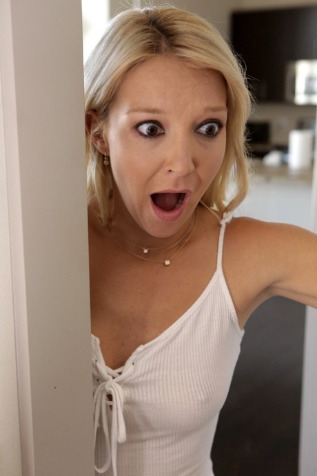 MILF Laura Bentley catches pal Anya Olsen with stepson & makes it a threesome - pornpics.de
