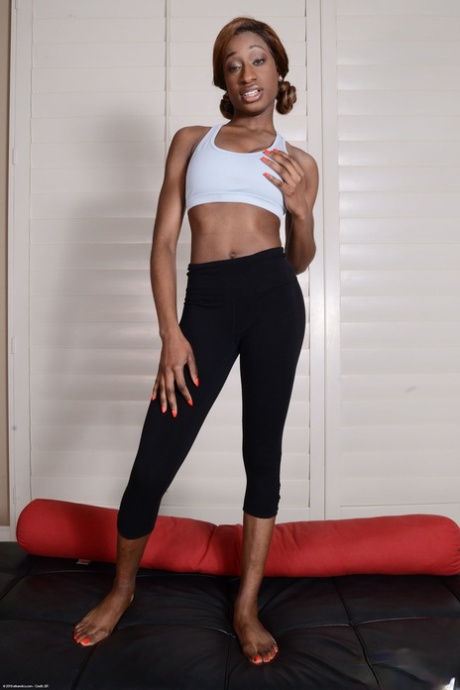 Tall black chick Kinsley Karter slides her yoga pants over her bubble butt