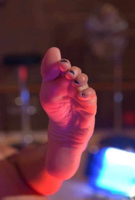 Smoking-hot stripper Cassie Del Isla enjoys warm cum on feet after anal