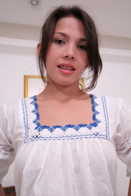亚洲可爱的安失去了她的衣服，并提出了她的小山雀和娘们