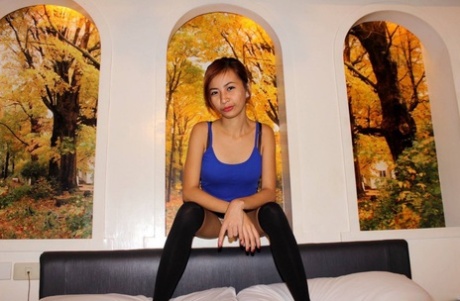 身材苗条的菲律宾女孩裸体后展示剃过毛的粉红色阴道