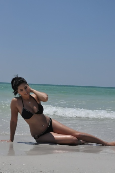 Indian porn diva Sunny Leone on the beautiful beach in sexy black swimsuit - pornpics.de