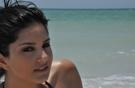 Indian porn diva Sunny Leone on the beautiful beach in sexy black swimsuit - pornpics.de