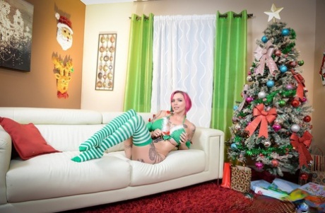 Inked Santa girl Anna Bell Peaks	gets fucked and jizzed over her big tits - pornpics.de