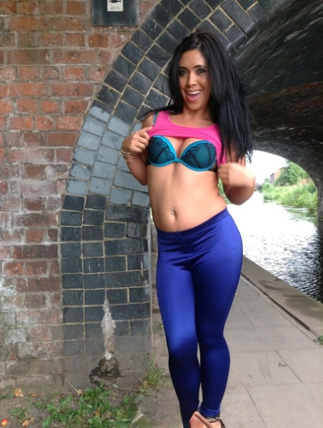 British female Hannah Shaw wanders under a bridge to take a piss in public - pornpics.de
