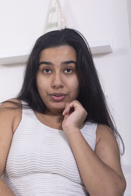 黑檀色的 Amira Roshane 露出她毛茸茸的身体和浓密的外阴