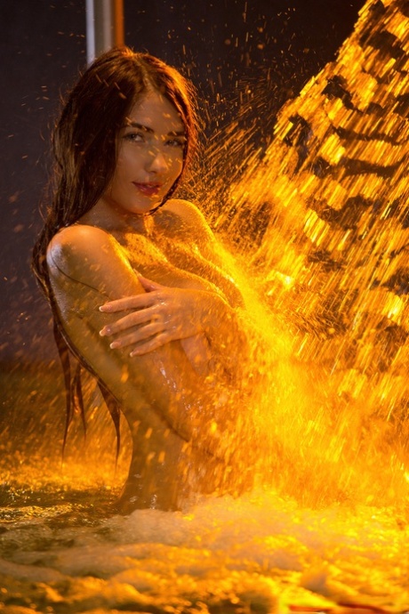 诱人的乌克兰辣妹 Niemira 在泳池中炫耀美臀和天然美乳