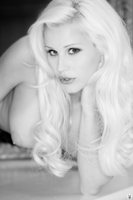 Gorgeous blonde model Spencer Scott	posing in black and white solo video - pornpics.de