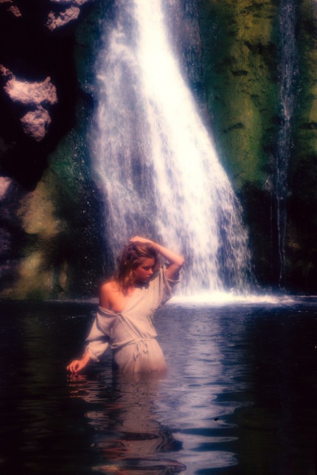 Wonderful blonde Carol Ann Wilken gets wet during outdoor vintage photoshoot - pornpics.de