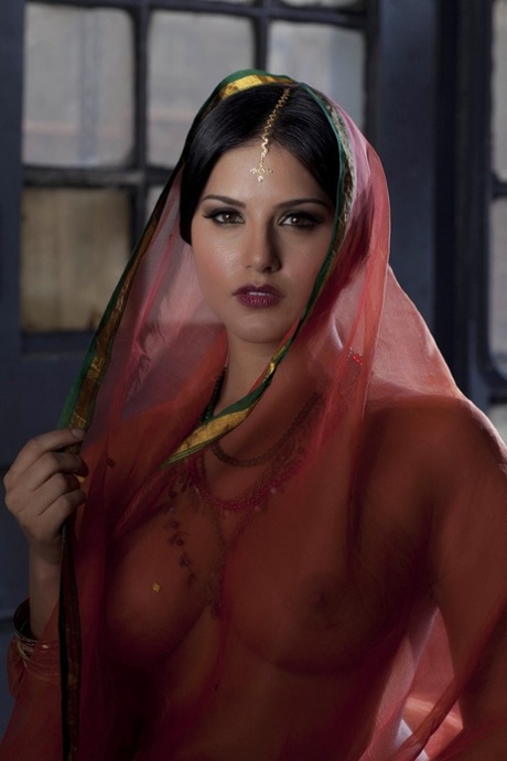 丰满的独身女郎桑尼-莱昂妮（Sunny Leone）身着印度透视装单人走秀