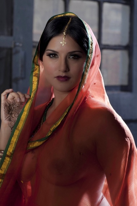 丰满的独身女郎桑尼-莱昂妮（Sunny Leone）身着印度透视装单人走秀