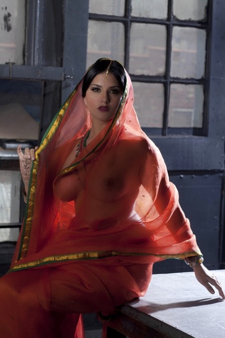 丰满的独身女郎桑尼-莱昂妮（Sunny Leone）身着印度透视装单人走秀