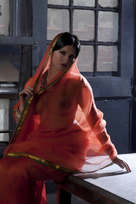 丰满的独身女郎桑尼-莱昂妮（Sunny Leone）身着印度透视装单人走秀