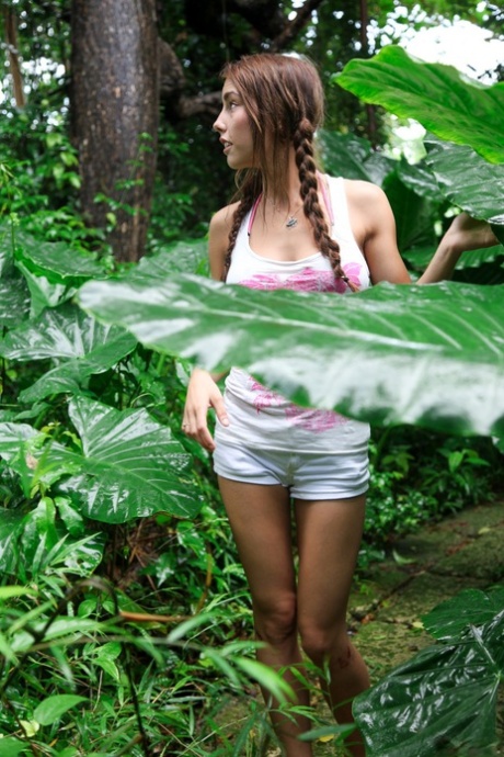 单身女孩莎娜-莱恩在牙买加的热带丛林中脱光衣服