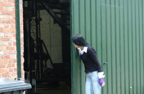 黑发女孩在浴室里被老人抱起来操