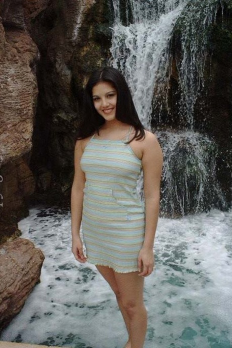 加拿大女星桑妮-莱昂妮（Sunny Leone）在公共场合让短裙翘起屁股