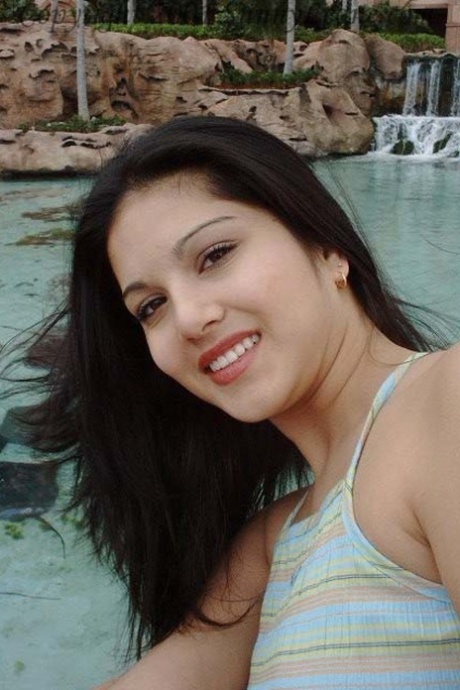 加拿大女星桑妮-莱昂妮（Sunny Leone）在公共场合让短裙翘起屁股