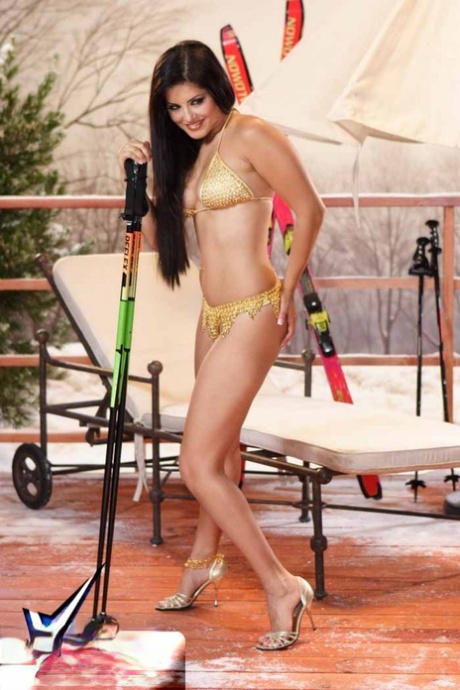 Solo model Sunny Leone frees her big tits from bikini at a ski lodge - pornpics.de