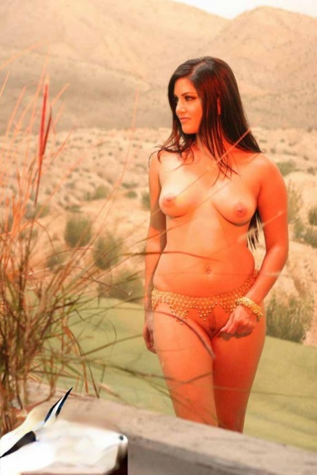 Solo model Sunny Leone frees her big tits from bikini at a ski lodge - pornpics.de