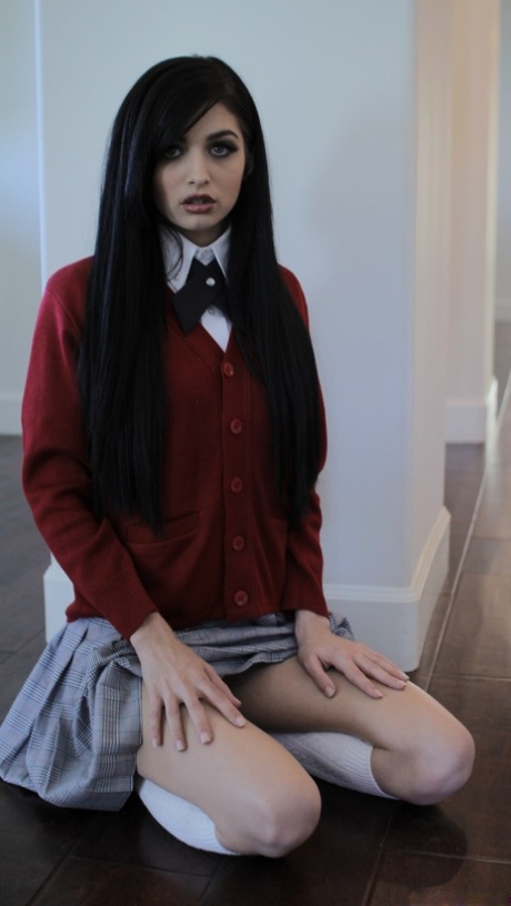 诱人的女学生佐伊-库什（Zoey Kush）在制服中展示她的少女阴部和小乳房