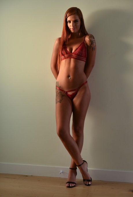 Pretty redhead Scarlett Mae removes high heels & sexy lingerie & gets pounded - pornpics.de