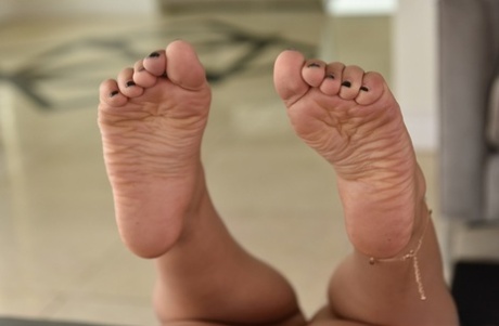 Nude Ebony Xxx Very Wrinkled - Wrinkled Feet Porn Pics & Naked Photos - PornPics.com
