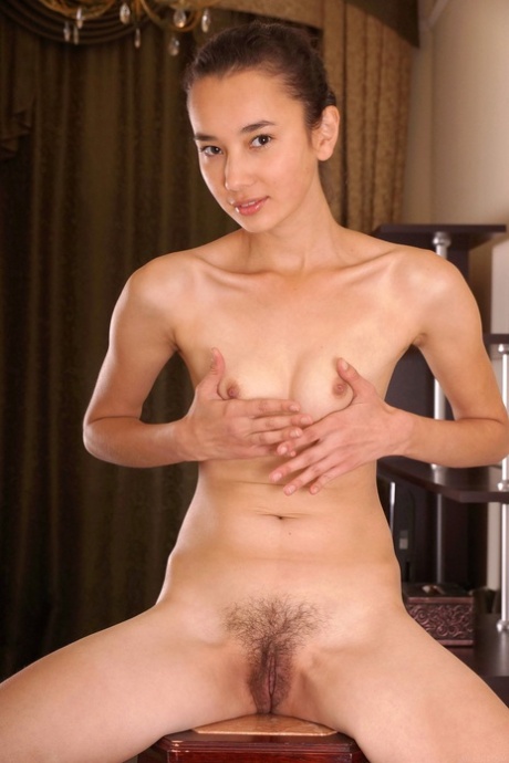 娇小的亚洲少女Djeesy展示她的毛茸茸的阴部，有的没有黑色吊带衫