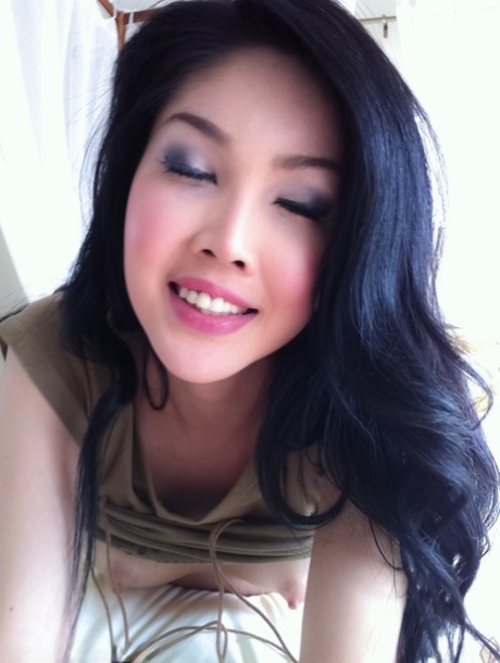 业余的亚洲甜心在她的床上展示完美的乳房和手指湿润的阴部独奏