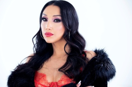 惊人的Vicki Chase在热辣的内衣中展示她完美的屁股