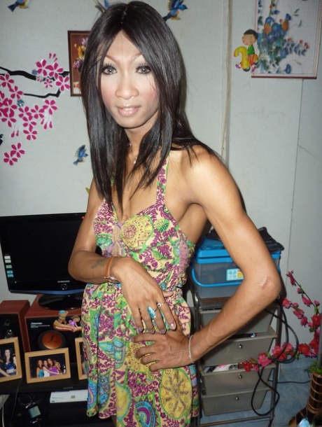 Skinny asiatischen Transen namens einfach A Streifen nach unten und zeigt schöne Schwanz