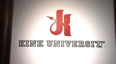 Kink大学的女学生在绳索悬挂中获得学位