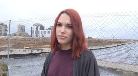 纹身红发女西尔维娅-鲁比（Silvia Rubi）在下一部色情电影中与陌生人搭讪