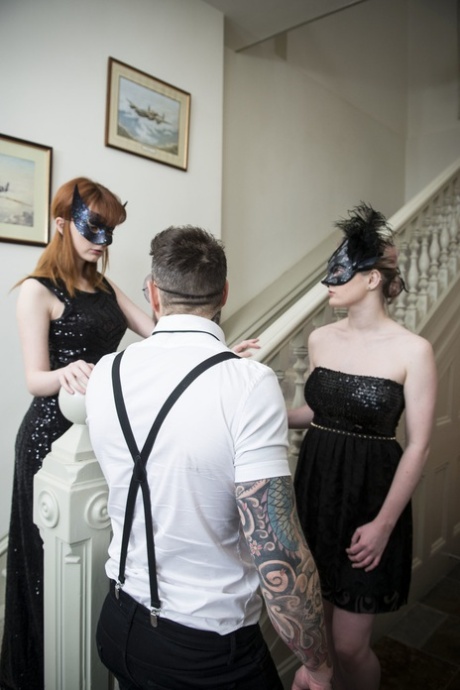 Masked redhead Lola Gatsby gets drilled while her friend Carly Rae watches - pornpics.de