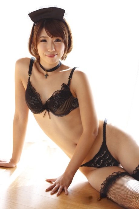 黑发日本女仆 Seira Matsuoka 穿着不同服装摆姿势