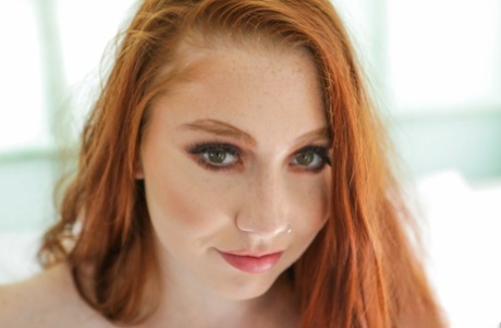 Striking pale redhead Arietta Adams spreads pussy lips & enjoys face sitting - pornpics.de