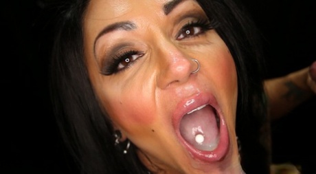 Black haired tattooed MILF Ashton uses her pierced tongue in gloryhole blowjob - pornpics.de