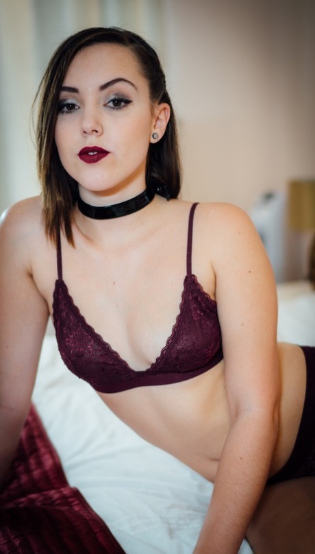 身材娇小的黑发佐伊玩偶（Zoe Doll）拥有天然乳房，被她的男人操得死去活来