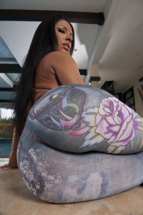 Super hot Brazilian darling Monica Santhiago reveals her large butt - pornpics.de