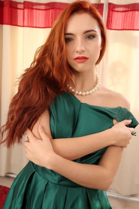 英国美女索菲亚-布莱克（Sophia Blake）脱下绿色连衣裙，穿着尼龙袜露出巨乳