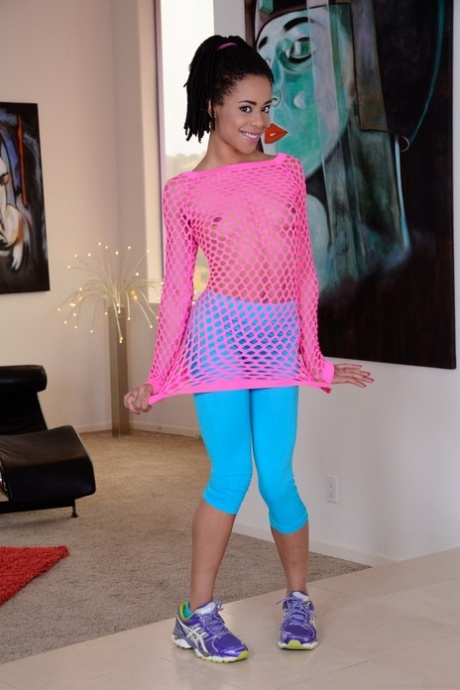 娇小迷人的小妞 Kira Noir 以其瘦弱的身体和小巧的乳房挑逗观众