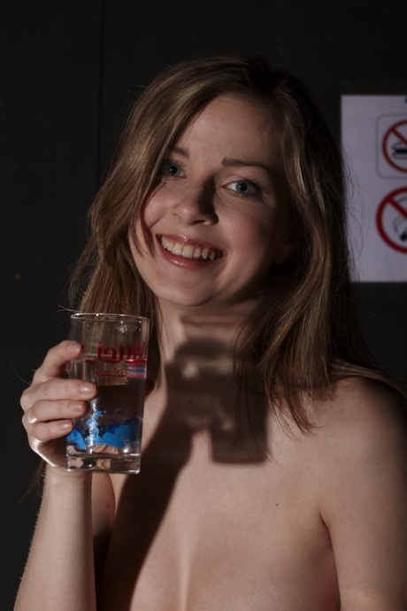 白人独唱女歌手 Abigaile Johnson 在脱衣服时袒露天然乳房