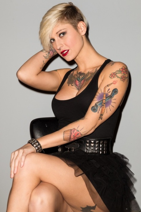 Attractive short haired doll Kleio Valentien worships her tattooed body